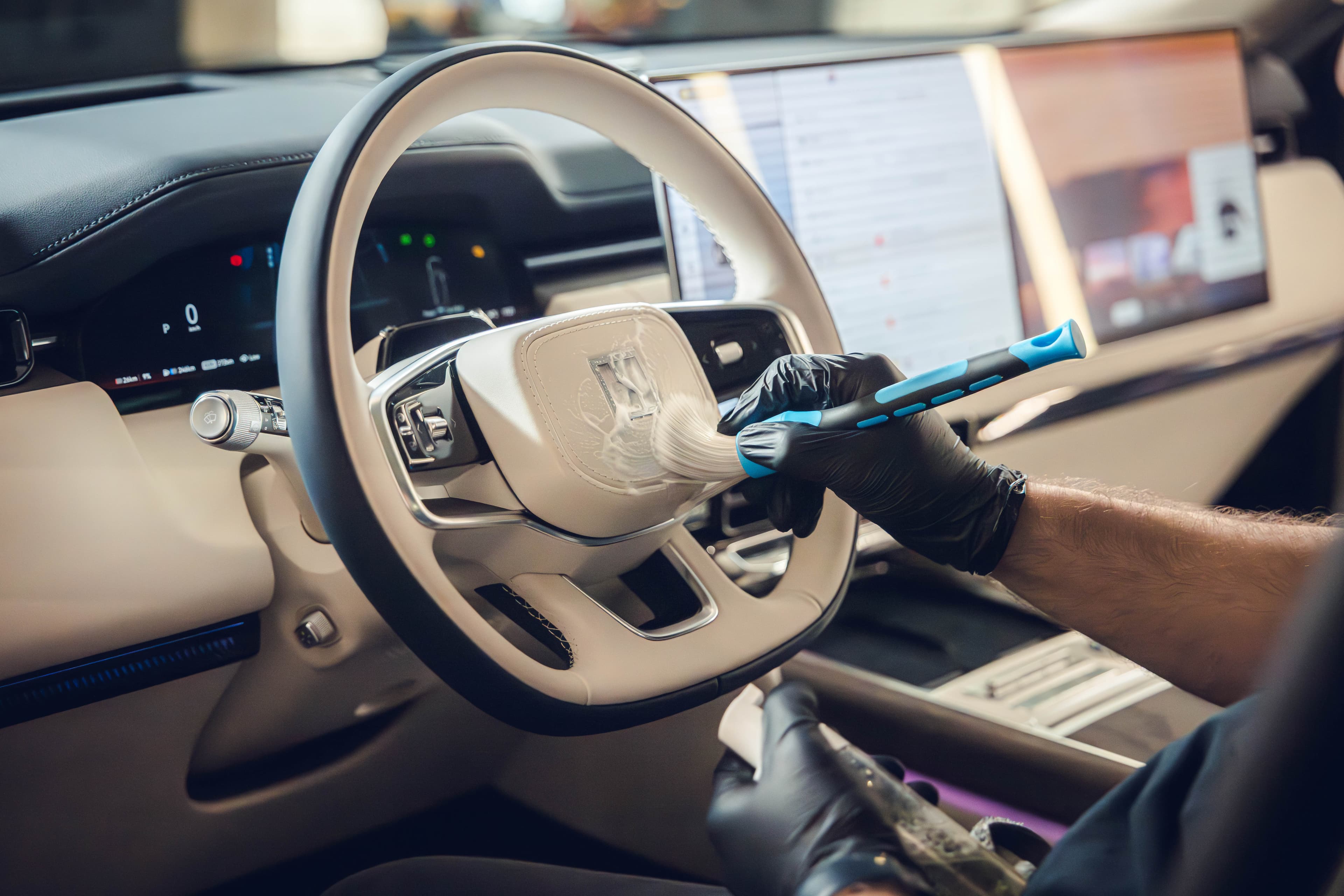 Рабочая зона детейлинг-центра KARAD — чистота и порядок